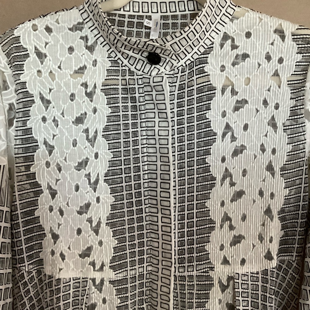 Lindi button down top. 3/4 sleeve. Floral. Size S - Picture 5 of 9